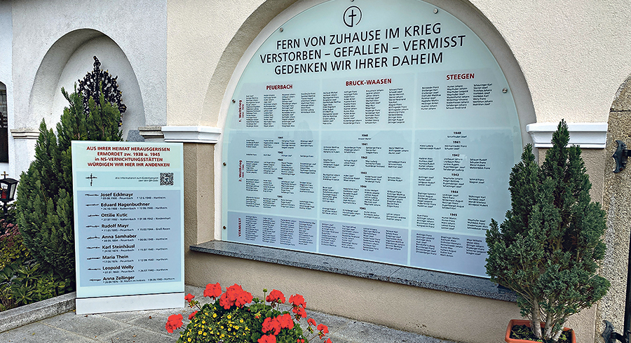 Zwei Beispiele für Erinnerungszeichen: Am Friedhof von Peuerbach wurde das Kriegerdenkmal um eine Tafel mit Opfern der NS-„Euthanasie“ ergänzt. / Leitner/Kiz Zwei Beispiele für Erinnerungszeichen: Am Friedhof von Peuerbach wurde das Kriegerdenkmal um eine Tafel mit Opfern der NS-„Euthanasie“ ergänzt.