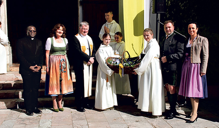 Nach dem Gottesdienst segnete Bischof Manfred Scheuer den „Wolfgangwein“, der ein Begleiter bei bei den Veranstaltungen im Jubiläumsjahr sein wird. 