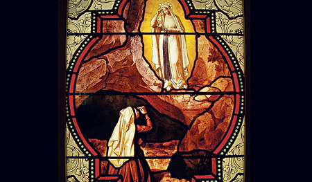 Erscheinung Mariens: Motiv eines Glasfensters in Lourdes.   