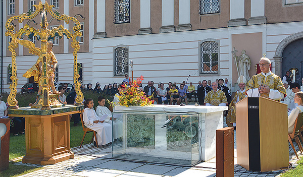 P. Martin Werlen (rechts), emeritierter Abt des Benediktinerklosters Einsiedeln/Schweiz, bei der Schutzengel­andacht im Stiftshof Wilhering   