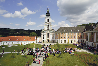 Festtag im Stift Wilhering. Im neu gestalteten Stiftshof. 