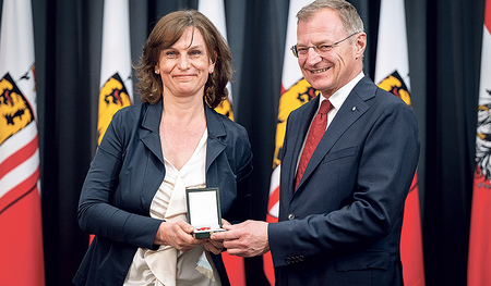 Silberne Kulturmedaille für Martina Gelsinger überreicht von Landeshauptmann Thomas Stelzer. 