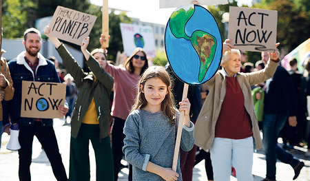 Die Zukunft der Kinder ist durch die Klimakrise bedroht. Proteste und Klagen sollen Klimaschutzmaßnahmen erwirken.   