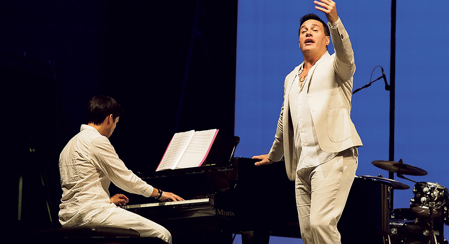 Erwin Schrott bei Klassik am Dom im Jahr 2017. Mit „Havana Nocturna“ kommt der Bassbariton erneut nach Linz und entfacht ein musikalisches Feuerwerk zwischen Bolero und Jazz. / F. Litzlbauer Erwin Schrott bei Klassik am Dom im Jahr 2017. Mit „Havana Nocturna“ kommt der Bassbariton erneut nach Linz und entfacht ein musikalisches Feuerwerk zwischen Bolero und Jazz.