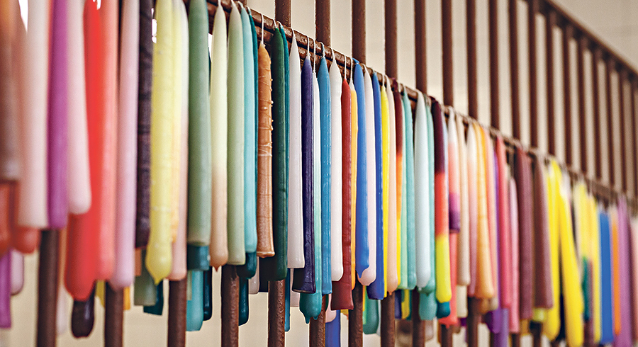Beim Kerzenziehen können Kerzen in allen möglichen Farben hergestellt werden. Ein Ritual für die ganze Familie. / USeePhoto / Adobe Stock Beim Kerzenziehen können Kerzen in allen möglichen Farben hergestellt werden. Ein Ritual für die ganze Familie.
