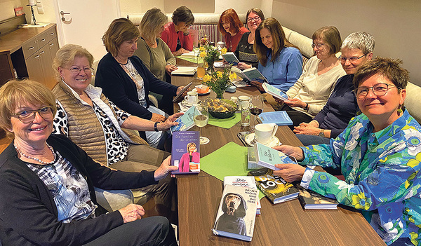 Seit mehr als  25 Jahren treffen sich die lesehungrigen Frauen in  Ottensheim, um gemeinsam Bücher zu lesen und zu besprechen.  