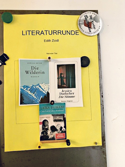 In der örtlichen Buchhandlung wird über die aktuellen Bücher informiert, die in der Literaturrunde von Edith Zoidl (rechts) gelesen werden. 