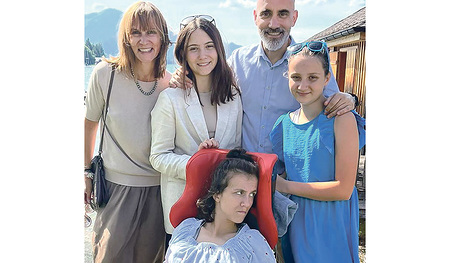 Familie Rodenbach aus Wels mit Petra Rodenbach, ihrem Mann und ihren drei Töchtern: Die älteste, Emilia (Bild rechts), lebt mit Infantiler Cerebralparese, einer Störung des Haltungs- und Bewegungsapparats.