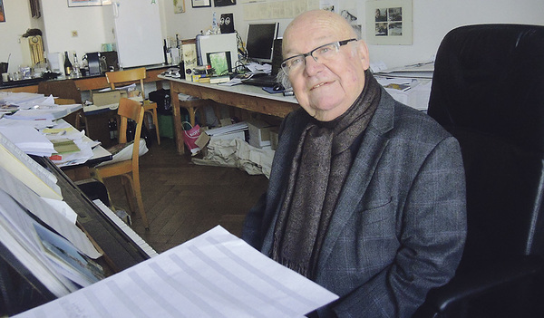 P. Balduin Sulzer in seiner Komponierstube. Für Schüler/innen des Linzer Musikgymnasiums ist er zeitlebens der „Herr Lehrer“ geblieben. Er hat Generationen von Musikern geprägt.  