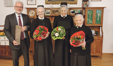 Die Ordensleitung (von links): Sr. Johanna Floimayr, Sr. Raphaela Steinkleibl und Sr. Johanna Pichler mit Bischofsvikar Trawöger