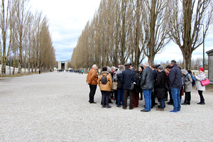 Ein Teil der Gruppe auf dem Gelände des ehemaligen KZ Dachau. Im Hintergrund die Todesangst-Christi-Kapelle.