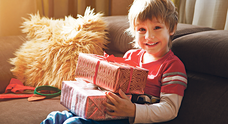 Aktion Wunschbaum: Damit wird nicht nur den Kindern ein Lächeln ins Gesicht gezaubert, sondern auch die Wünsche von Erwachsenen werden damit erfüllt. / Adobe/Ulza Aktion Wunschbaum: Damit wird nicht nur den Kindern ein Lächeln ins Gesicht gezaubert, sondern auch die Wünsche von Erwachsenen werden damit erfüllt.