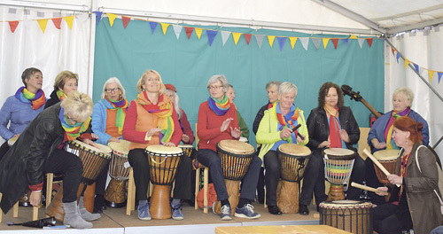 Die Trommelgruppe „Jankadi“ begeisterte mit ihren Rhythmen die Gäste von „Grenzenlos feiern“.      