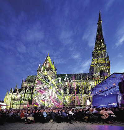 Mariendom in Linz, beleuchtet bei einem Konzert von 'Klassik am Dom'