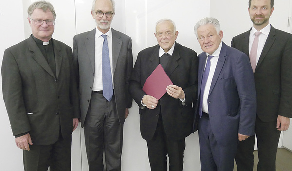Bischof em. Maximilian Aichern (Mitte), Bischof Manfred Scheuer (von links), Alfons Kloss, Josef Pühringer und Bernd Mussinghoff