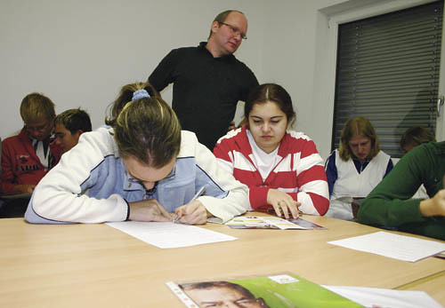 Seminar f?r Klienten der Gesch?tzten Werkst?tte ARTEGRA, Altenfelden, Nationalratswahl, v. l. n. r.: Seminarleiter Franziska, Christopher Frank, Nazle