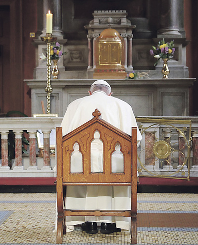 Papst Franziskus beim Gebet für die Missbrauchsopfer