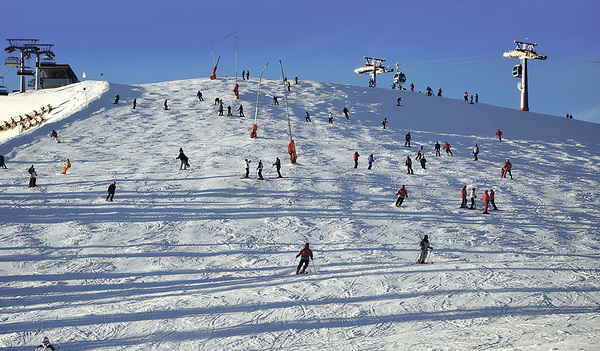 Rücksichtnahme auf der Piste beugt Unfällen vor. 