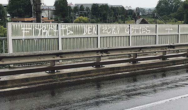 Fragwürdige Aufforderung: „Fürchte den Zorn Gottes“ – ein Graffiti in Leonding.