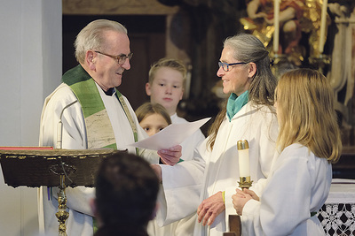 Pfarrer Josef Mayr überreicht Christine  Poltschak das Ernennungsdekret zur Wortgottesdienstleiterin.   