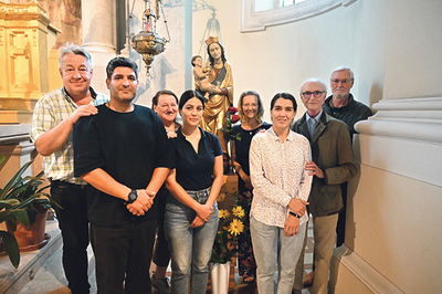Die drei Taufwerber:innen aus dem Iran (vorne) mit ihren Pat:innen, Pfarrer Christian Zoidl (rechts) und Seelsorgerin Angelika Danner (4. v. re.), die Persisch sprechende Erwachsene auf die Taufe vorbereitet.  