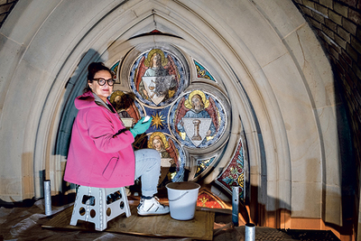 Diplom-Restauratorin Susanne Beseler an ihrem Arbeitsplatz im Dom. 