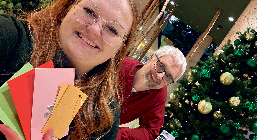 Kärtchen für „unbezahlbare“ Wünsche austeilen: Das ist eine der Aktionen der nachgehenden Seelsorge, an der Elena Gratzer und René Koppenberger-Drenik (im Bild) mitwirken.   