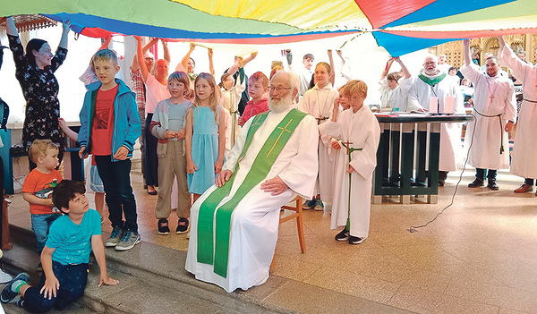 Am Ende durfte P. Theobald unter einem Schwungtuch Platz nehmen und Segenswünsche entgegennehmen.   