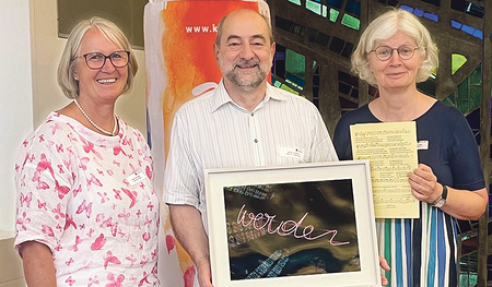 Margit Schmidinger, kfb-Vorsitzende, und Veronika Kitzmüller, Geistl. Assistentin (rechts), danken dem scheidenden Geistl. Assistenten Hans Padinger für sein langjähriges Wirken.   