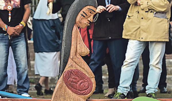 Dass indigene Statuen in Rom (links) in den Tiber geworfen wurden, erinnert an frühere kulturelle Zerstörungen im Namen der Religion (Bilder unten)