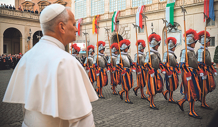 Papst Leo XIV. bei der Vereidigung neuer Schweizergardisten.