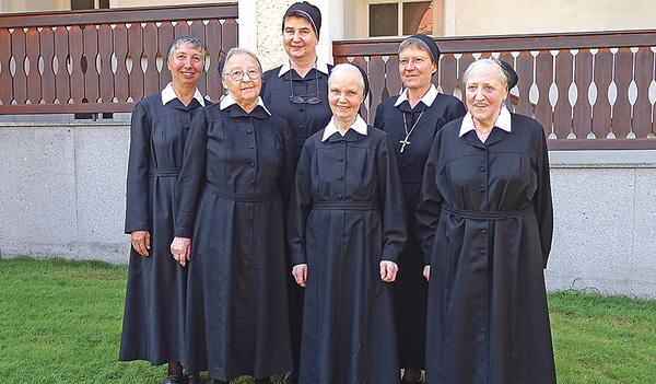 Von links: Sr. Veronika Binder, Sr. Gerlinde Krahwinkler, Novizin Sr. Gudrun Führer, Sr. Agnes Ebenhofer, Priorin Hanna Jurman, Sr. Friedburg Stachl   