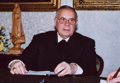 Bischof Maximilian Aichern beim Interview
Besorgt, Aufmerksam,  Interview, Fellinger, Kirchenzeitung, Bisch?fliches Ordinariat, Termine, Fingerzeig, Bestimmtheit, Terminsuche, Herrenstrasse, Gespr?ch, Kommunikation, Sozialhirtenbrief, Predigt, Mensc