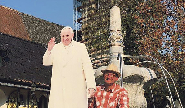 Der Papst, Pfarrer Mazur und der Kirchturm, der derzeit renoviert wird.  