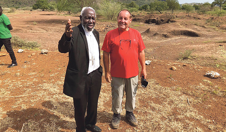 Der Oberösterreicher Hans Rauscher hilft seit vielen Jahren mit der Organisation Pro Sudan im Südsudan und will damit auch den Frieden fördern. Das Bild zeigt ihn mit Bischof Paride Taban, der das Friedensdorf Kuron gegründet hat.  