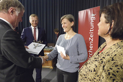 Christa Tatár (Bild links, Mitte) erhielt den Preis für das „Familientandem“ aus den Händen von Bischof Manfred Scheuer (l.), Landeshauptmann Thomas Stelzer (2. v. l.) und Sozial-Landesrätin Birgit Gerstorfer (r.). 