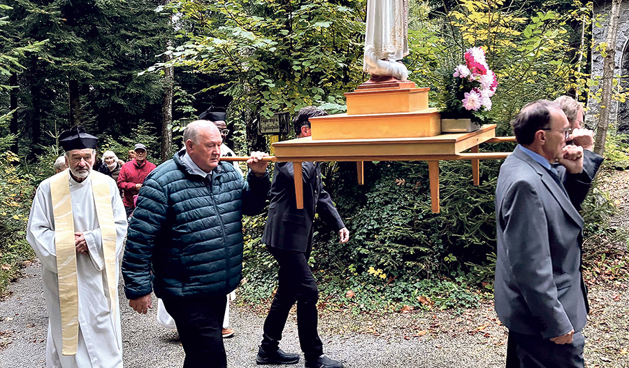 Maximilian Strasser (li.) bei der Fatimafeier.  /  Pfarre Schardenberg/Gruber Maximilian Strasser (li.) bei der Fatimafeier.