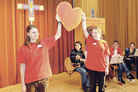 Jugend kann oft vorzeigen, wie Gottes- und Nächstenliebe hochgehalten werden. Das Bild zeigt Freiwillige („Volontäre“), die für ein Jahr im Ausland für Gottes Reich um „Gottes Lohn“ arbeiten wollen.   