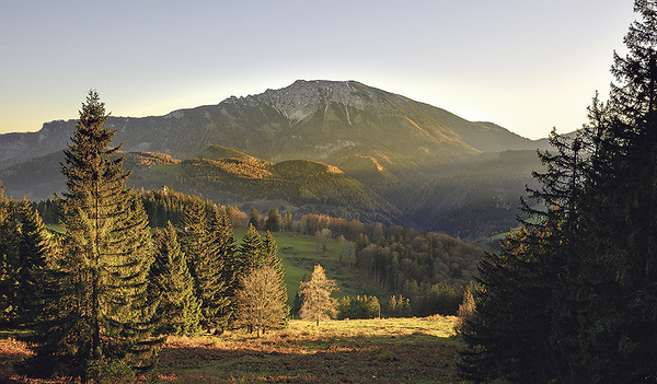 Der Ötscher, das weithin sichtbare Wahrzeichen des westlichen Niederösterreich, in der Herbstsonne.   