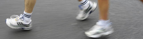 Beine von Marathonlaeufern / legs of marathon runners [ (c) www.BilderBox.com,Erwin Wodicka,Siedlerzeile 3,A4062 Thening,Tel.+43 676 5103 678. Verwendung nur gegen HONORAR, BELEG, URHEBERVERMERK und den AGBs auf bilderbox.com ] (in an im aus als and 