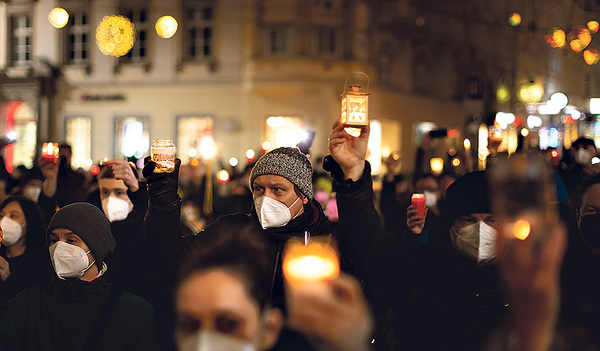 Mehr als 2.500 Menschen entzündeten Lichter als Zeichen der Solidarität und Wertschätzung.  
