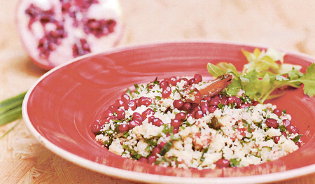 Granatapfelkerne, Pistazien und Datteln verfeinern diesen Couscous-Kräutersalat.  