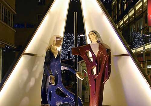Weihnachtskrippe, Weihnachten 2005, Weihnachtsbeleluchtung, Landstra?e, Linz, Einkauf, Geschenk, Lichter, Gesch?fte, Passage Kaufhaus, Ruhe, Bescheidenheit, Josef, Maria

Komposition: Reduzierte Figuralit?t.
Die Durchbr?che der Figuren fordern auf