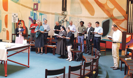 Singen stiftet Gemeinschaft: Den ersten Lehrgang von „Musik und Gesang im Gottesdienst“ haben neun Teilnehmer:innen abgeschlossen. 