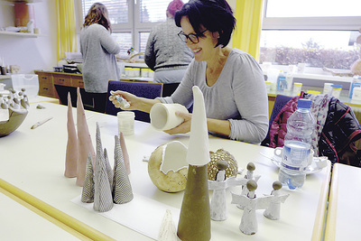 Im Workshop „Weihnachtsdeko aus Ton“ wird konzentriert gearbeitet.