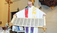 Im Judentum wird nach wie vor die Schriftrolle fürs Lesen der Bibel ­verwendet. Stadtpfarrer Norbert Filipitsch zeigt eine solche Schriftrolle.   