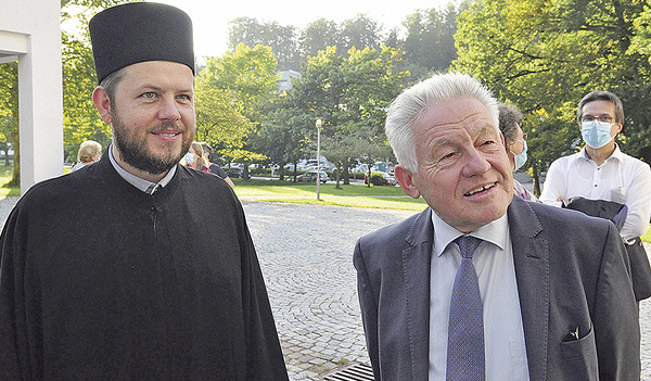 Der serbisch-orthodoxe Pfarrer Nikola Pantic mit Pro- Oriente-Vorsitzendem Josef Pühringer  