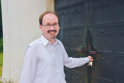 Werner Hinterberger sperrt die Martinskirche am Römerberg auf. 