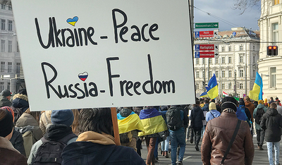 Frieden für die Ukraine und Freiheit für Russland – dafür gehen Menschen auf die Straße und sammeln Sach- und Geldspenden. 