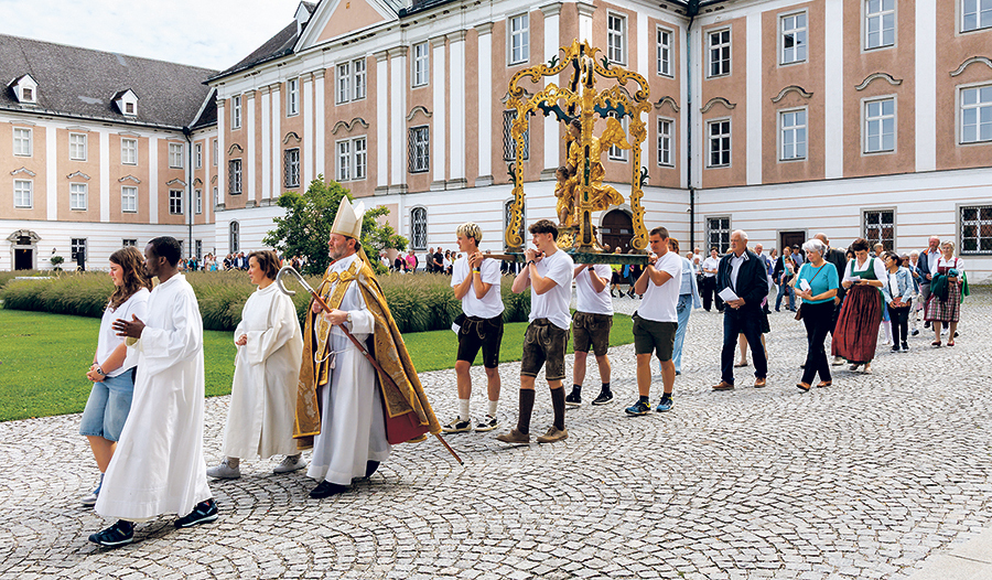 Prozession mit der Schutzengelstatue.     